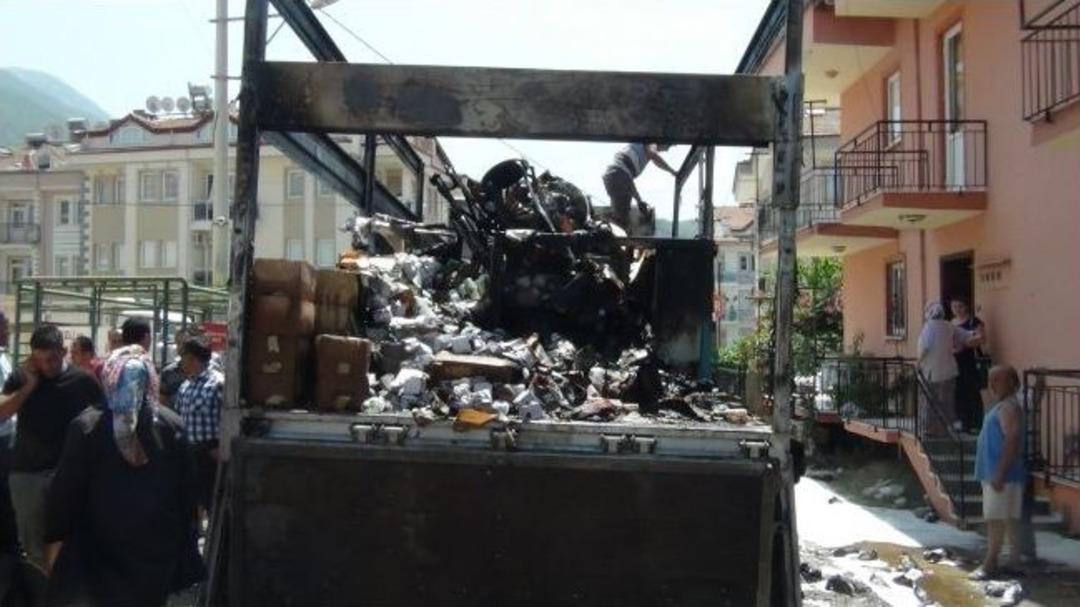 Eşya Y&uuml;kl&uuml; Kamyon Alev Alınca Korku Dolu Anlar Yaşandı