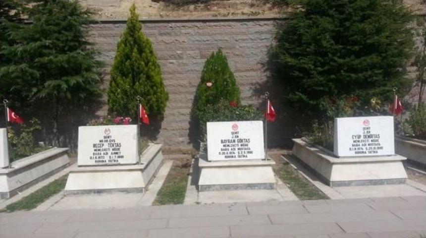 Şehit Mezarlarına T&uuml;rk Bayrağı