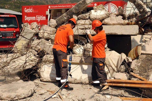 Karşıyaka’da Arama Kurtarma Ekiplerinden Deprem Tatbikatı