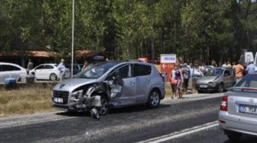 Ayvacık&rsquo;ta Zincirleme Kaza; 2 Yaralı