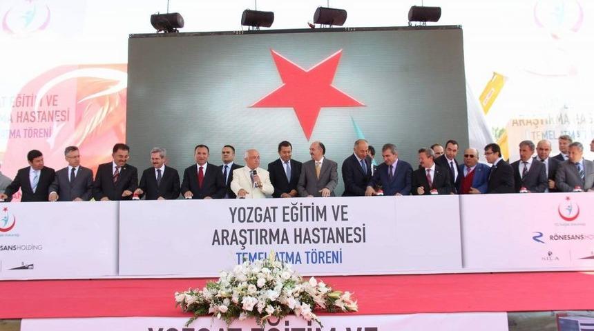 &Ccedil;i&ccedil;ek: El Sıkmak Varken Yumruk Sıkmak Niye?