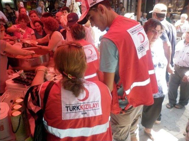 Urla Kızılayı Bağbozumu Şenliklerinde Pilav-ayran Dağıttı