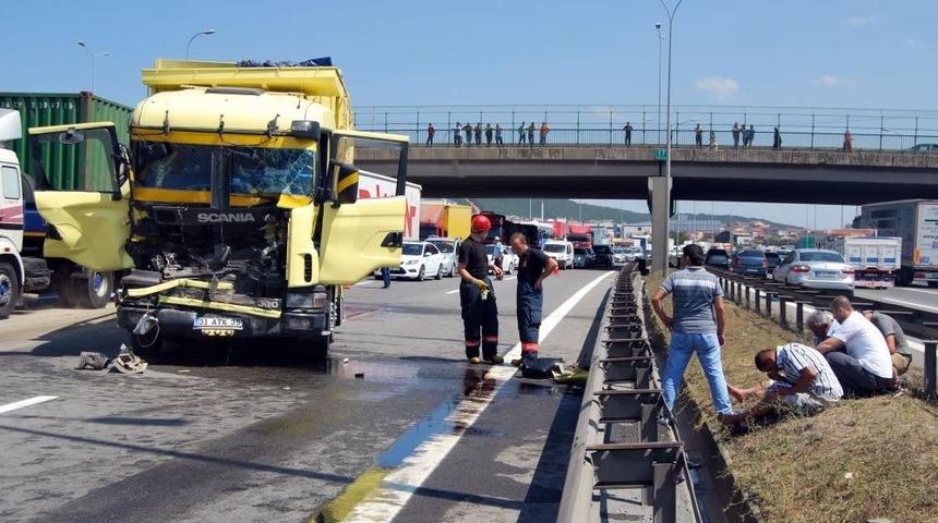 TEM Otoyolu'nda Kaza: 2 Yaralı