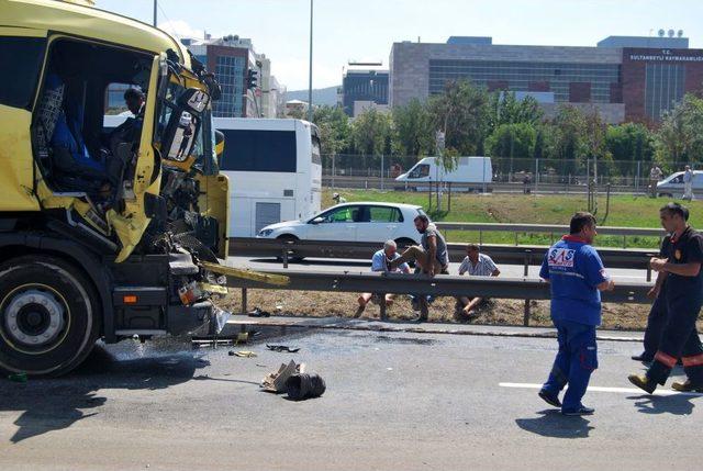 TEM Otoyolu nda Kaza: 2 Yaralı 1