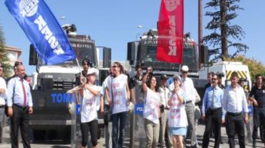 Bakanlık &Ouml;n&uuml;nde KESK Eylemi Gerginliği