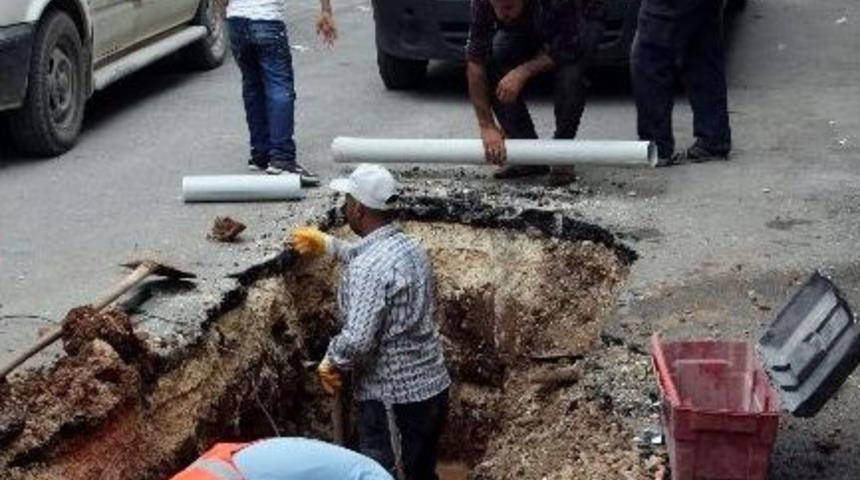 Altyapı &Ccedil;alışmaları Sırasında Patlayan Doğalgaz Borusu Korkuttu
