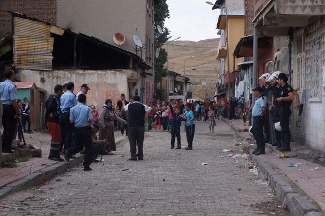 Çocuk Kavgasına Büyükler Karıştı, Ortalık Savaş Alanına Döndü