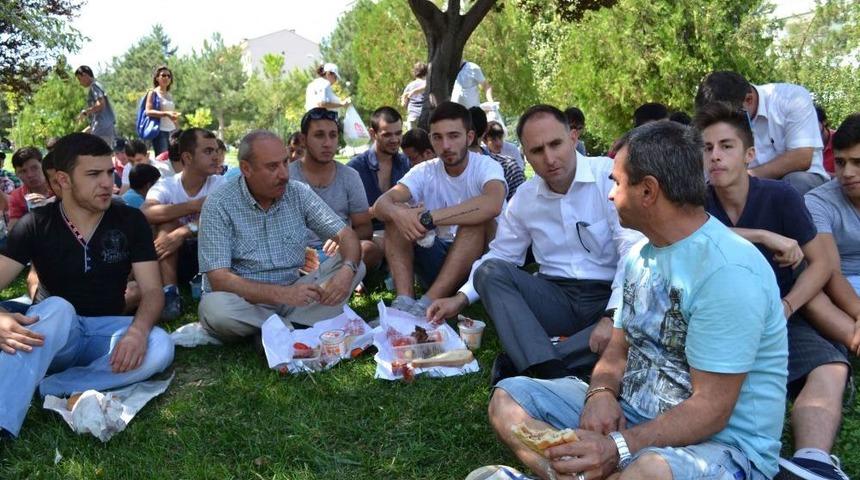 Şahin, Seyyahlarla Piknik Yaptı