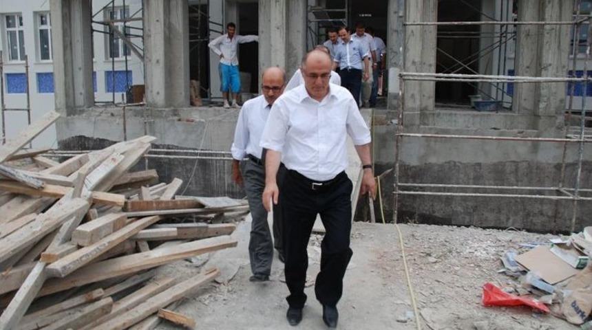 Vali &Ouml;z&ccedil;imen: Okullar En Sağlam Binalar Olmalı