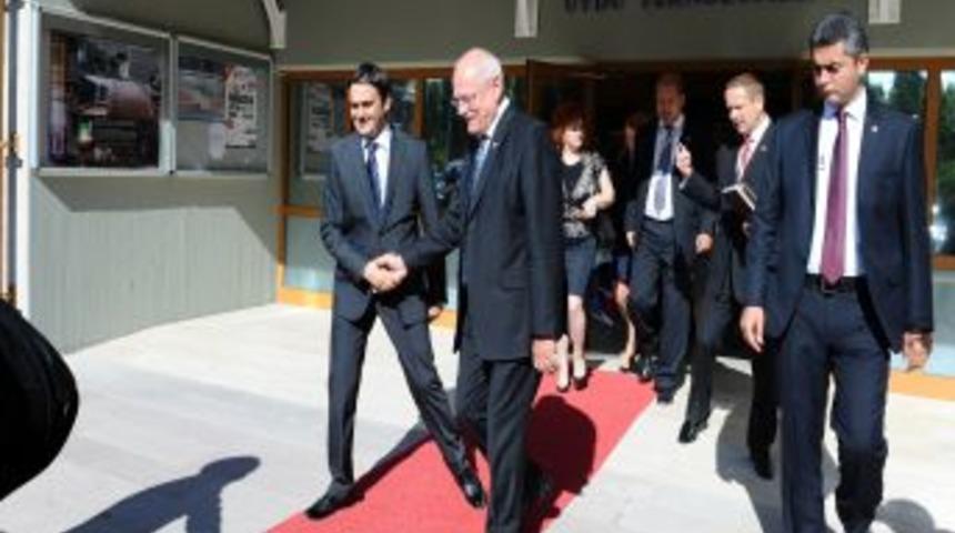 Slovakya Cumhurbaşkanı'na RASAT&rsquo;ın &Ccedil;ektiği Fotoğraf Hediye Edildi