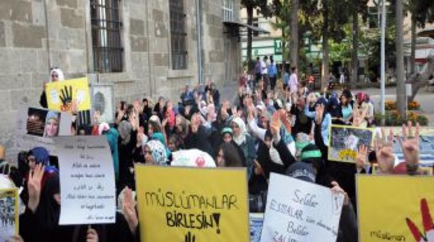 Mısır'daki Katliama Tepki Için Yatsı Namazına Kadar Oturma Eylemi Yaptılar