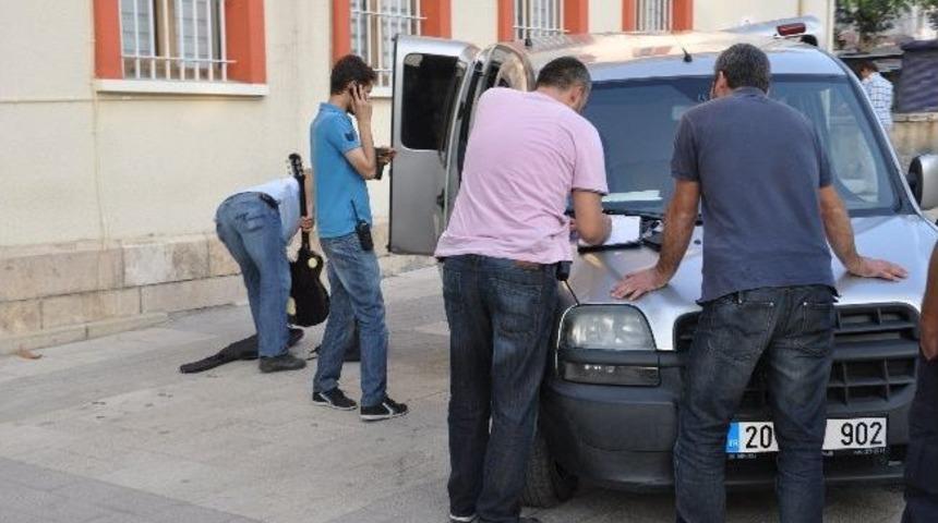 Ş&uuml;pheli &Ccedil;antadan Elektrogitar &Ccedil;ıktı