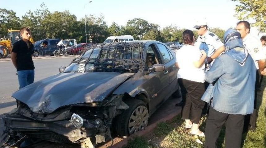 Sara Krizi Ge&ccedil;iren S&uuml;r&uuml;c&uuml; Karşı Y&ouml;ndeki Otomobile &Ccedil;arptı