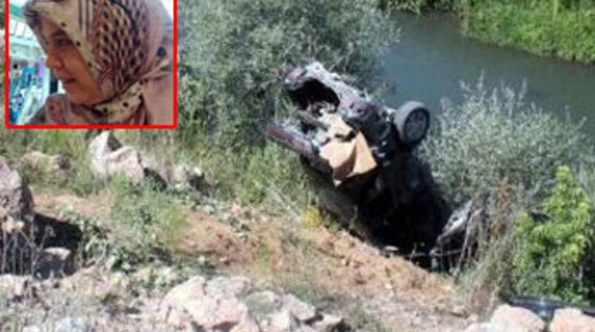 Torbalı'da i&ccedil;inde 8 kişinin bulunduğu otomobil dereye devrildi: 1&ouml;l&uuml;