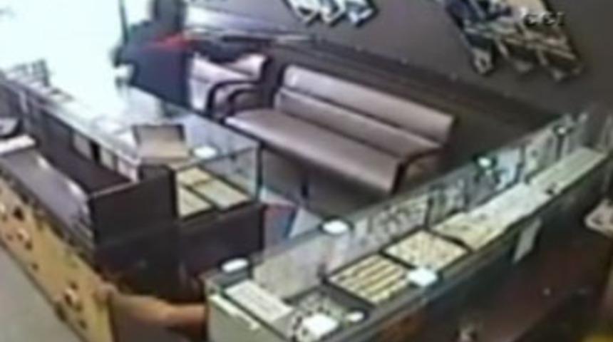 Pompalı t&uuml;fekle kuyumcu soygunu g&uuml;venlik kamerasında