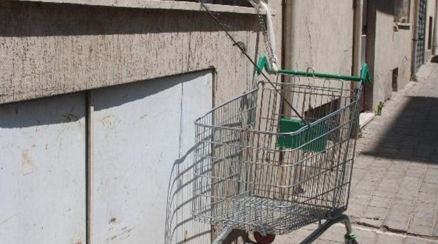 Alışveriş Arabasını &Ccedil;almasınlar Diye Zincirle Kilitledi