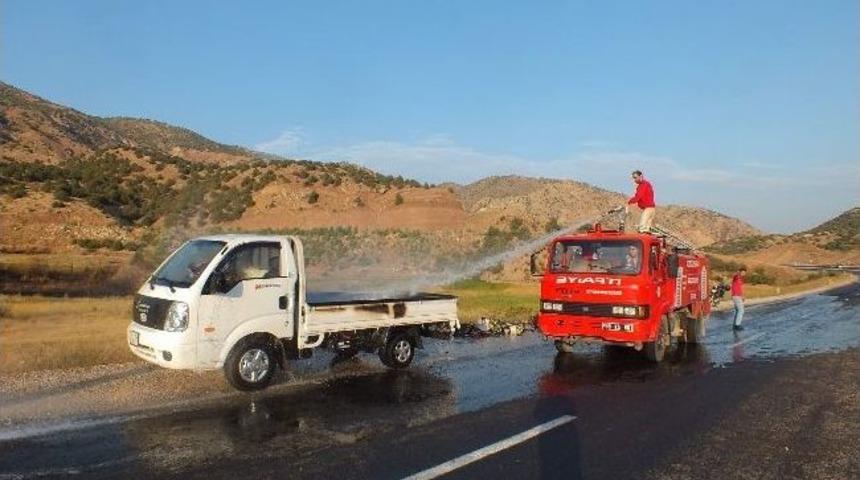 Seyir Halindeki Kamyonet Alev Alev Yandı