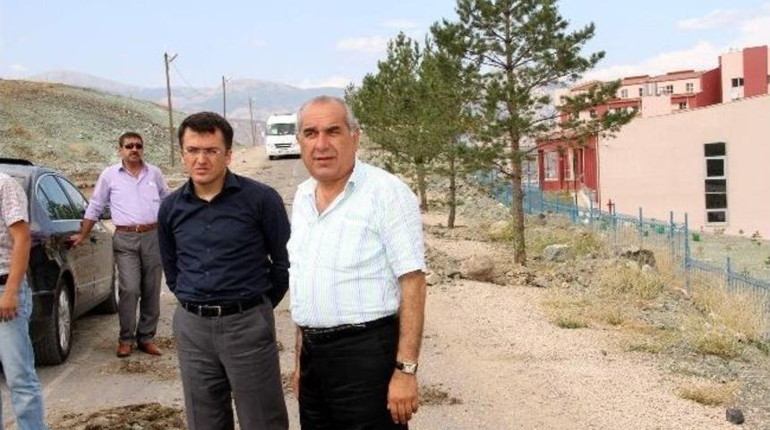 Suşehri&rsquo;nde Yol Ortasında Kalan Ağa&ccedil;lar, Parklara Nakil Edildi