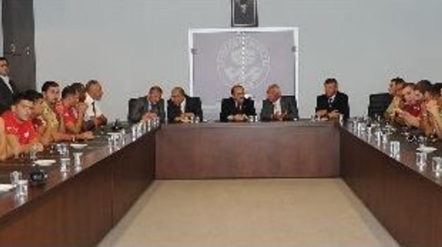 Başkan G&uuml;mr&uuml;k&ccedil;&uuml;oğlu, Yavru Vatan&rsquo;dan Gelen Konukları Ağırladı