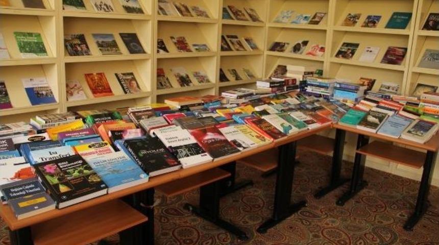 &Ccedil;om&uuml; K&uuml;t&uuml;phanesi&rsquo;ne Bağışlar Devam Ediyor