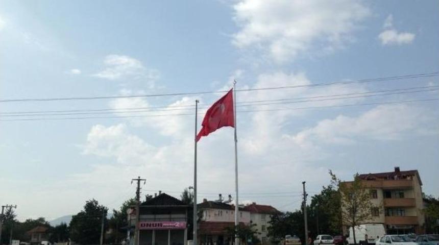 Dev Bayrak Dalgalanmaya Başladı