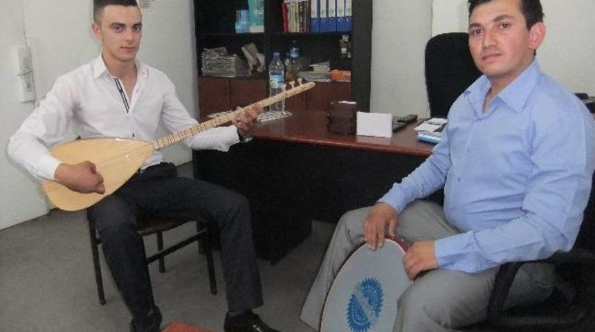 K&uuml;tahyalı Yerel Sanat&ccedil;ılardan &Ouml;rnek Davranış