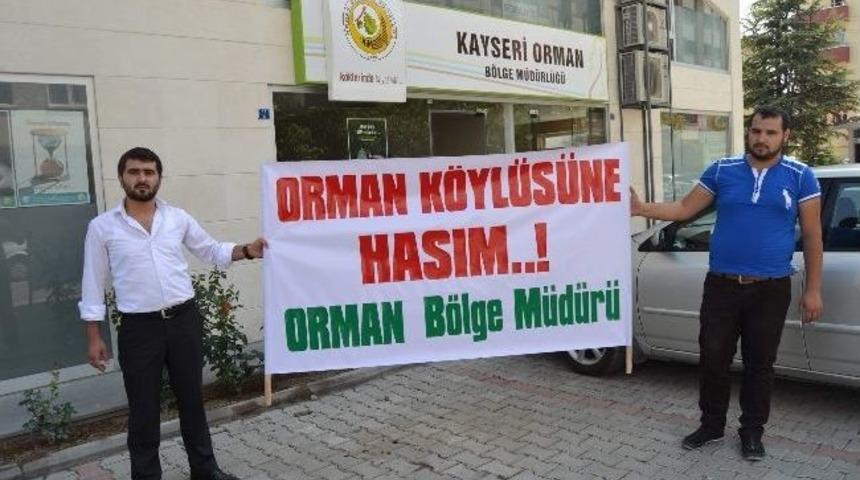 Orman B&ouml;lge M&uuml;d&uuml;r&uuml; İle G&ouml;r&uuml;şemeyen Orman K&ouml;yl&uuml;s&uuml;nden, &lsquo;orman K&ouml;yl&uuml;s&uuml;ne Hasım&rsquo; Pankartı