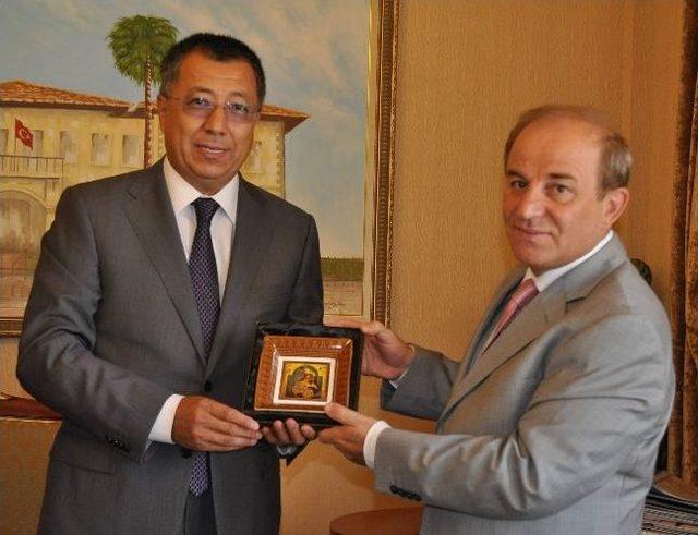 Kazakistan Büyükelçisi Vali Öztürk’ü Ziyaret Etti