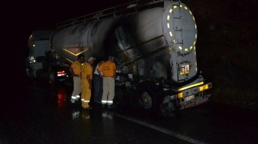 Tekerleri Alev Alan Tır G&uuml;&ccedil;l&uuml;kle S&ouml;nd&uuml;r&uuml;ld&uuml;