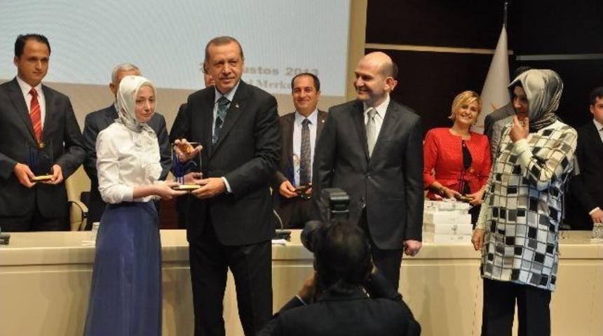 Başbakanın Elinden &Ouml;d&uuml;l&uuml;n&uuml; Aldı