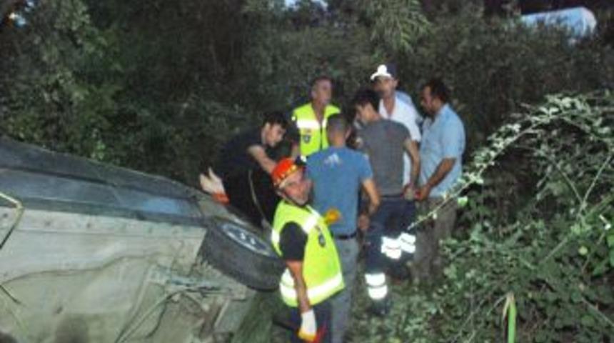 TEM'de Otomobil Şarampole Yuvarlandı: 5 Yaralı