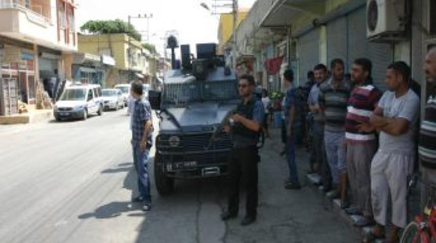 Soyguncular Kuyumcuya Taş Attı, Vitrin Camı Kırılmayınca Ka&ccedil;tı