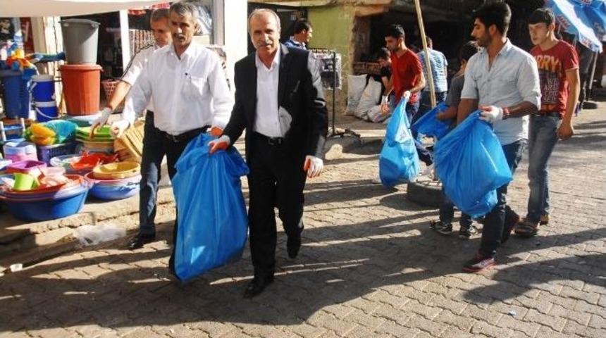 Belediye Başkanı &Uuml;niversite &Ouml;ğrencileriyle Birlikte &Ccedil;&ouml;p Topladı