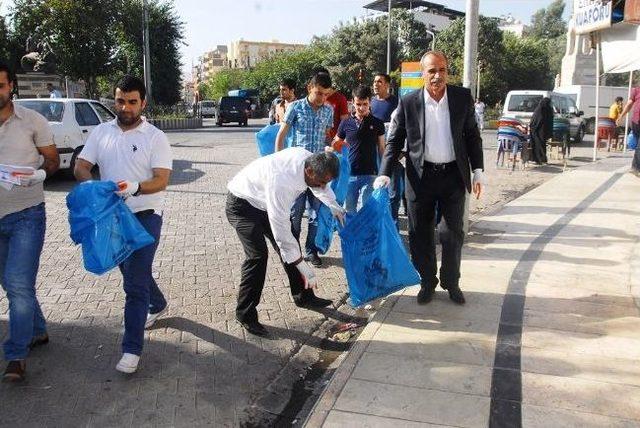 Belediye Başkanı Üniversite Öğrencileriyle Birlikte Çöp Topladı