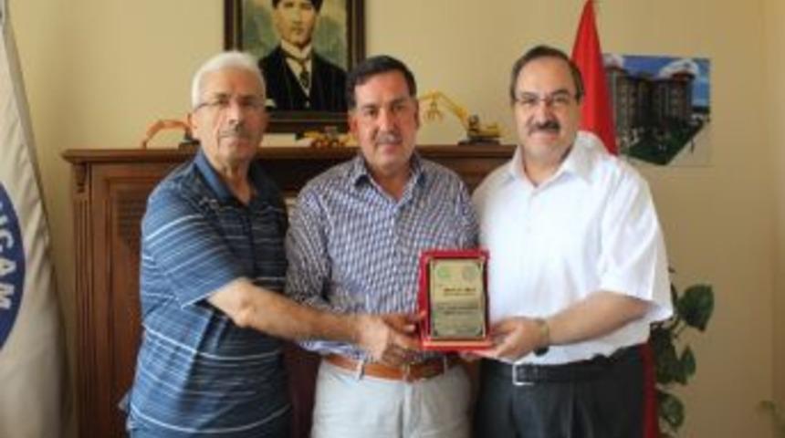 Başkan Zenbilci’ye, İlahiyat Geliştirme Ve Destekleme Derneğinden Teşekkür Plaketi