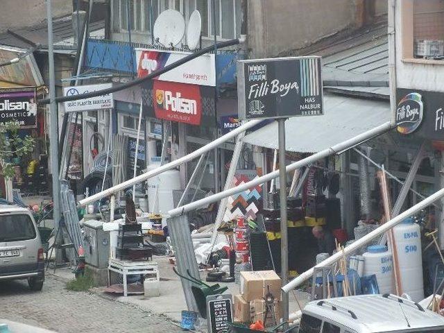 Kars&rsquo;ta Esnafın Kaldırım İşgali Vatandaşı Canından Bezdirdi 1