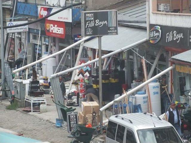 Kars&rsquo;ta Esnafın Kaldırım İşgali Vatandaşı Canından Bezdirdi 2