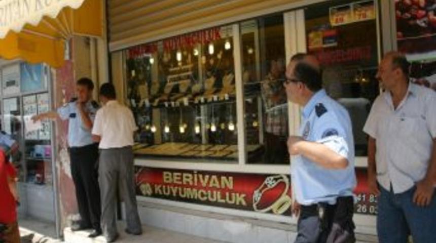 Kuyumcu Silah &Ccedil;ekince Ka&ccedil;tılar