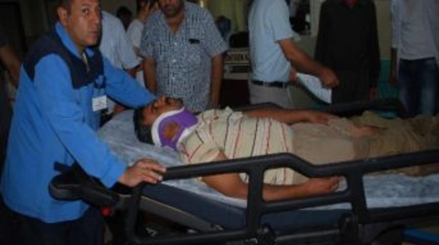 Motosiklet İle Otomobil &Ccedil;arpıştı: 3 Yaralı