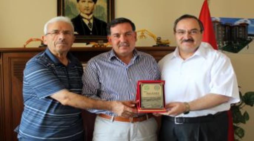 Başkan Zenbilci&rsquo;ye, Ilahiyat&ccedil;ılardan Teşekk&uuml;r Plaketi