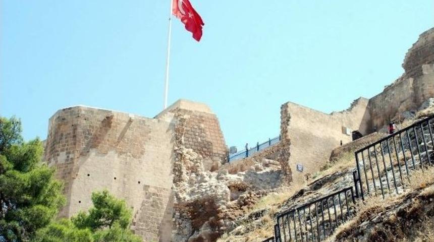 Bin 200 Yıllık Kalede &Ccedil;alışmalar Devam Ediyor