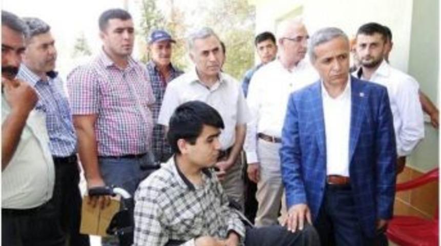 Engelli Gen&ccedil; Ak&uuml;l&uuml; Arabasına Kavuştu
