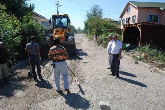 Çaycuma’da Gemiciler Mahallesinde Bulunan Mezarlık Yoluna Parke Taşı Döşeniyor