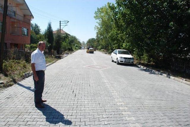 Çaycuma’da Gemiciler Mahallesinde Bulunan Mezarlık Yoluna Parke Taşı Döşeniyor