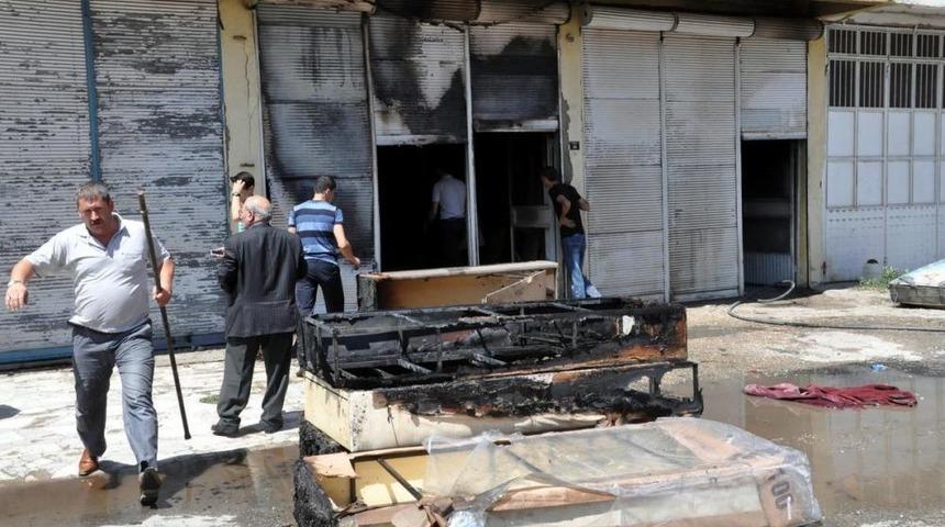 Akşehir'de Mobilya Deposunda Yangın