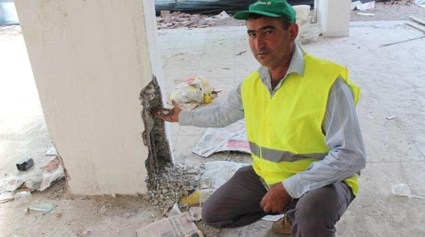 Kumluca&rsquo;da Depreme Dayanıksız Olduğu Belirlenen Bina Yıkıldı