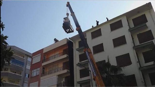 Kumluca&rsquo;da Depreme Dayanıksız Olduğu Belirlenen Bina Yıkıldı 1