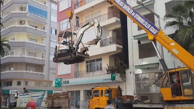 Kumluca&rsquo;da Depreme Dayanıksız Olduğu Belirlenen Bina Yıkıldı 2