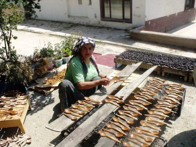 Kaşık Boyayarak Aile Bütçesine Katkı Sağlıyorlar