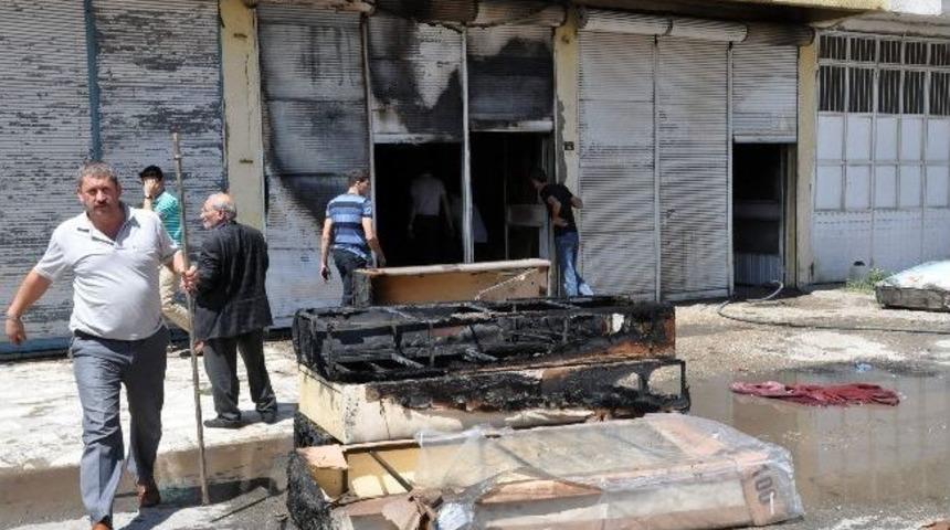 Akşehir&rsquo;de Mobilya Deposunda Yangın